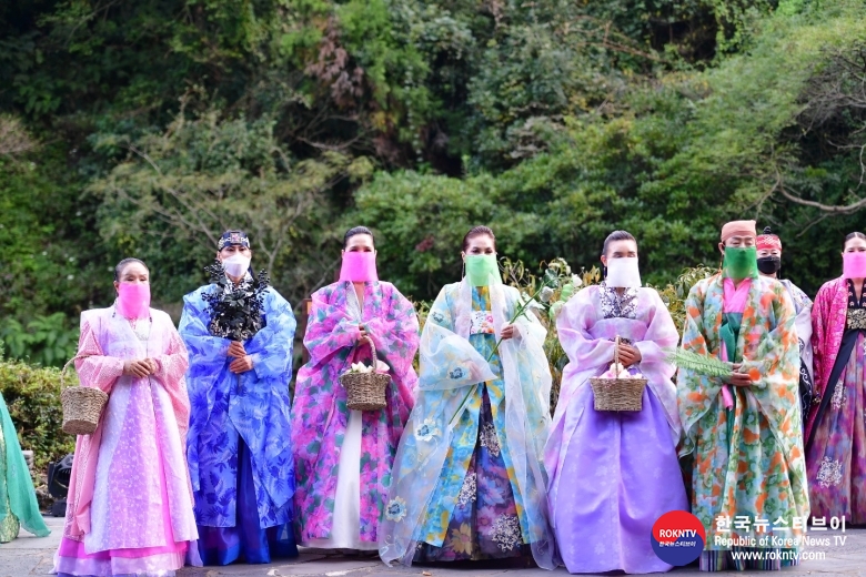기사 2021.10.12.(화) 3-2-3 (사진) 2021 서귀포문화재야행 신들의 정원 공연 모습 .jpg
