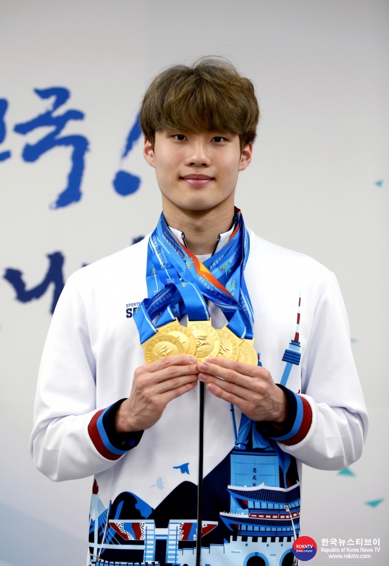기사 2021.10.15.(금) 3-5 (사진) 제102회 전국체육대회 MVP 수영 황선우 선수.jpg