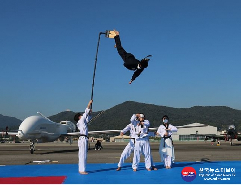 기사 2021.10.21.(목) 1-2 (사진) World Taekwondo Demonstration Team perform at Seoul ADEX 2021.JPG