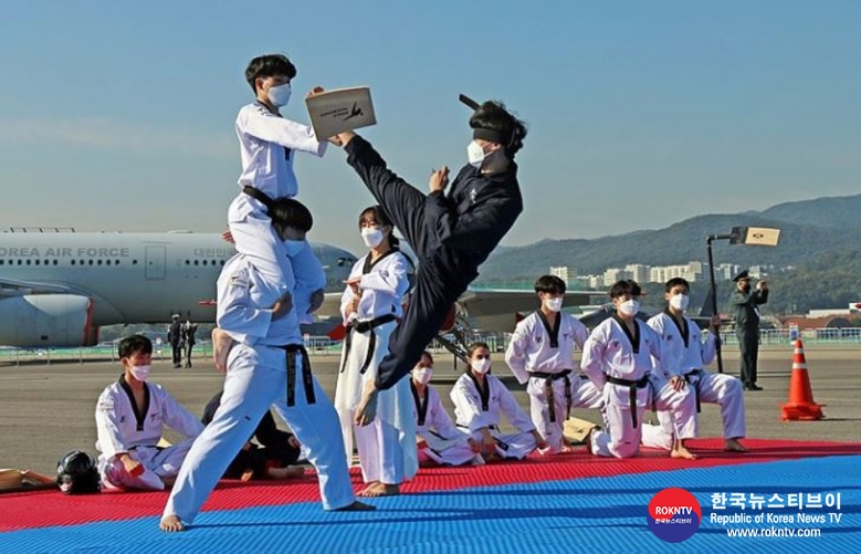 기사 2021.10.21.(목) 1-1 (사진) World Taekwondo Demonstration Team perform at Seoul ADEX 2021.JPG