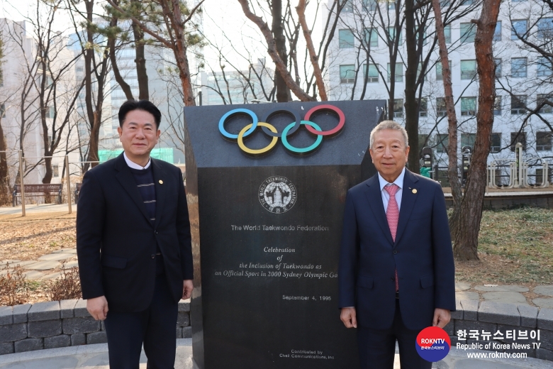 기사 2024.02.08.(목) 1-1 (사진 1) 이동섭 국기원장(왼쪽)과 세르미앙 응 국제올림픽위원회(IOC) 부위원장(오른.JPG