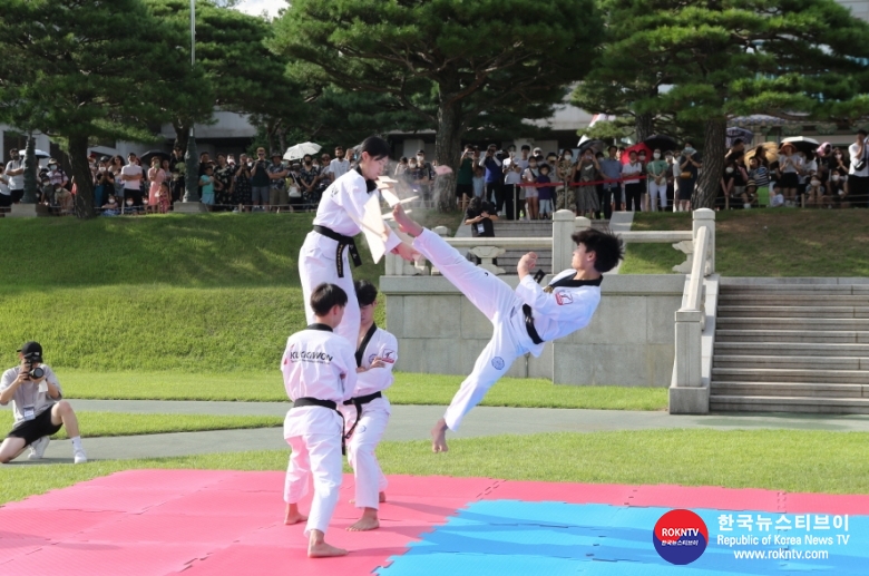 기사 2022.08.01.(월) 5-5 (사진) 국기원 태권도시범단, 청와대 상설 시범공연  (1).JPG