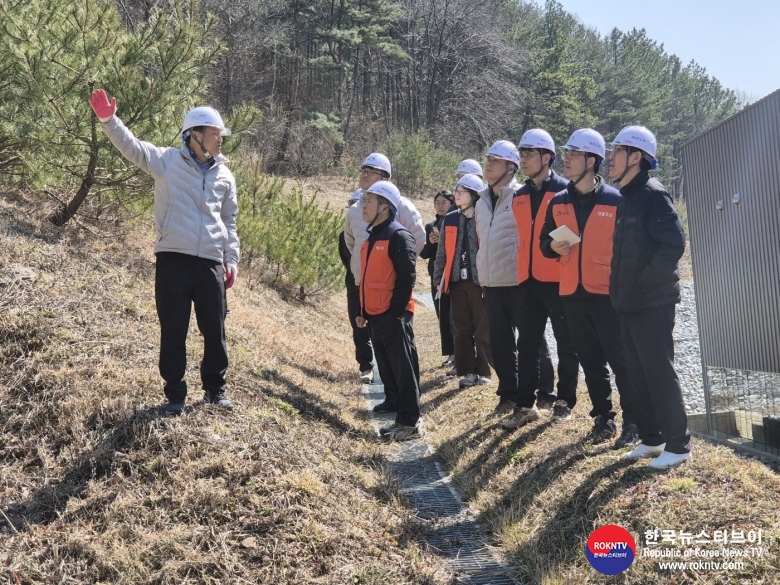 기사 2024.03.15.(금) 2-2 (사진 2)  태권도진흥재단 이종갑 이사장 직무대행 등 합동점검단이  법면을 점검하고 있다..jpg