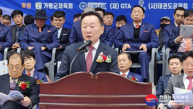 기사 2024.03.17.(일) 1-3 (사진 2) 2024 경기도종별태권도대회 개회식에서 축사를 하는 최정용 가평군의회 의장.jpg