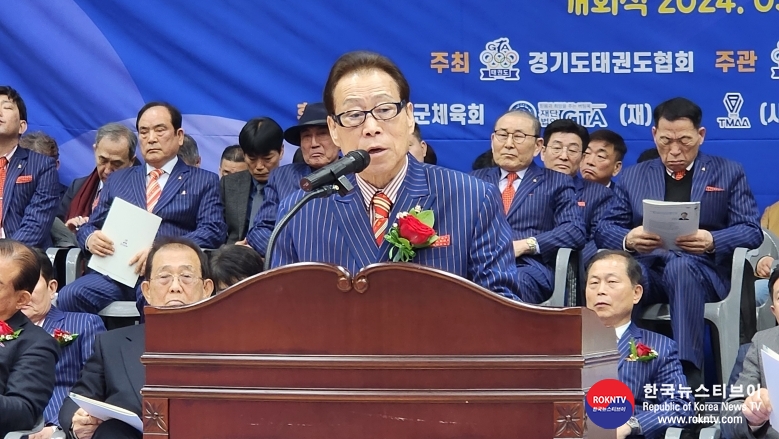 기사 2024.03.17.(일) 1-1 (사진 1) 2024 경기도종별태권도대회 개회식에서 대회사를 하는 김경덕 경기도태권도협회 회장.jpg