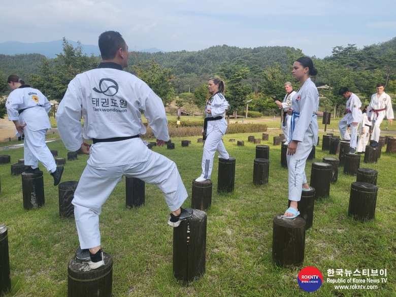 기사 2023.09.22.(금) 1-3 (사진 5)  이강웅 사범이 전통무예수련장 내 발기술수련장에서 수련에 앞서 지도하고 있다.jpg