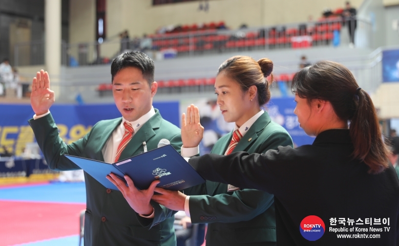 기사 2023.10.07.(토) 4-7 (사진 7) 2023 경기도교육감기 태권도대회 심판대표 선서를 하고 있는 이호민 심판과 오정희 심판 모습.jpg