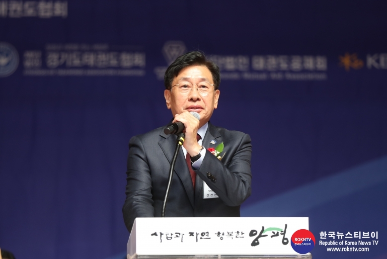 기사 2023.10.07.(토) 4-3 (사진 3) 전진섭 경기도 양평군수가 2023 경기도교육감기 태권도대회 개회식에서 환영사를 하고 있는 모습.jpg