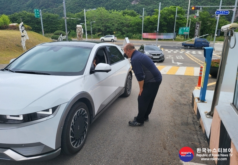 기사 2022.06.05.(일) 1-1 (사진) 1. 태권도원 출입구 일원화(태권도원 방문 고객에게 안내를 하고 있다).jpg