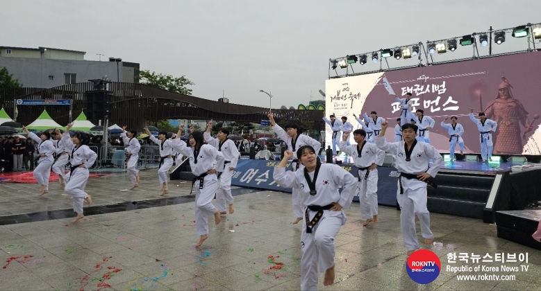 기사 2025.05.08.(목) 4-2 사진 2 제59회 여수 거북선 축제장에서 펼쳐진 ‘태권도원 상설공연’ 모습.jpg