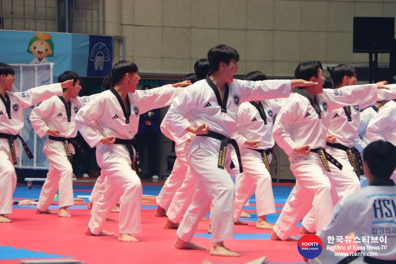 기사 2025.06.14.(토) 1-5 사진 5 화성의과과학데학교 태권도시번단 축하공연 제47회 경기도태권도협회장기 태권도대회 영평 물랅은양평체육관 .JPG