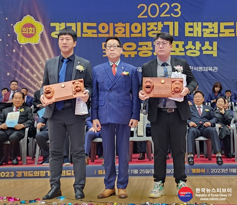 기사 2023.11.25.(토) 1-5-2 (사진 6) 2023 김경덕 경기도태권도협회장이 경기도태권도협회 해외 지부 중국 강소성 태주시태권도협회 류쌍 지부장, 중국 절강성 타이저우시태권도협회 량군화 지부장에게 인준패 전달한 후 기념촬영하고 있다..jpg