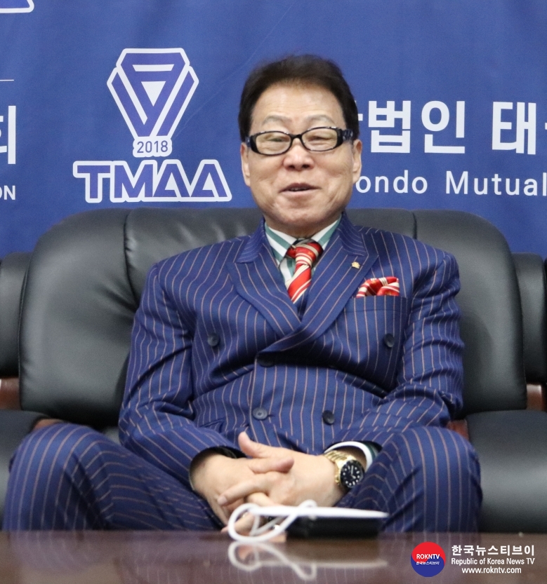 기사 2023.04.17.(월) 2-1 (사진 1) 김경덕 경기도태권도협회(GTA) 회장 경기 관람 모습 사진.jpg