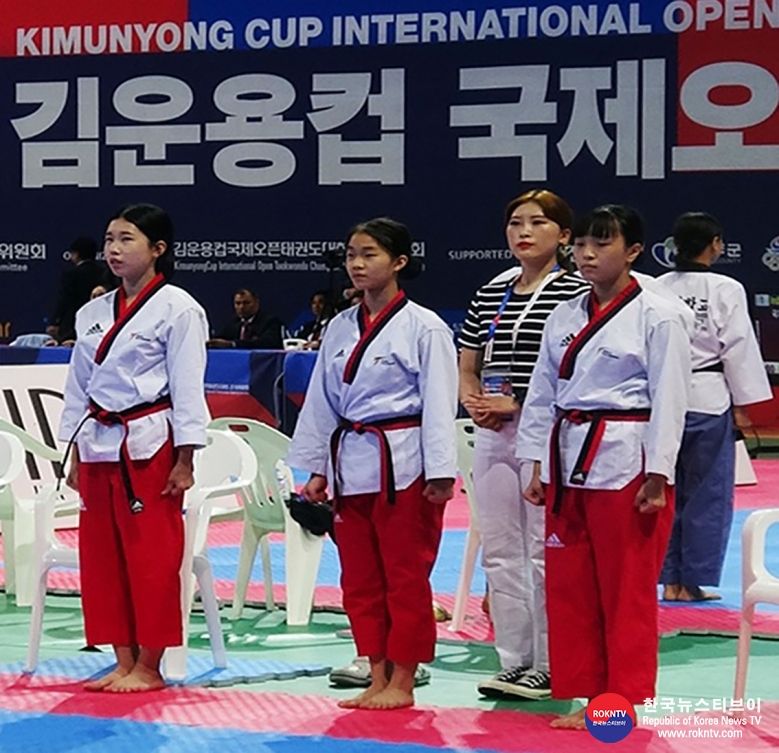 기사 2023.08.04.(금) 2-1 (사진 1) 2023 김운컵 국제오픈태권도대회 참가한 품새선수가 경기를 위해 대기하고 있는 모습 .jpg