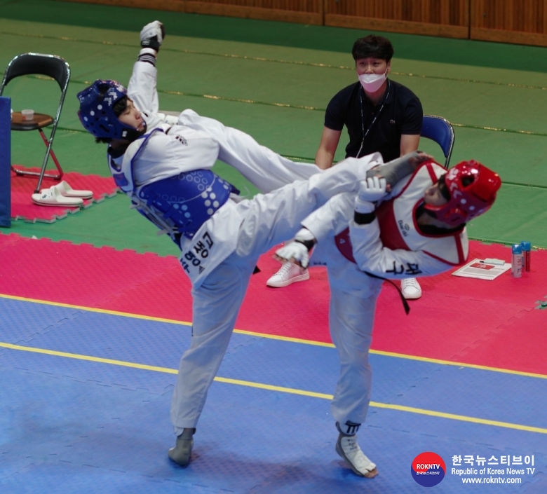 기사 2021.06.27.(일) 1-6 (사진, 겨루기) 제33회 경희대학교 총장배 전국남여고등하교태권도대회 성공적으로 마무리 .jpg