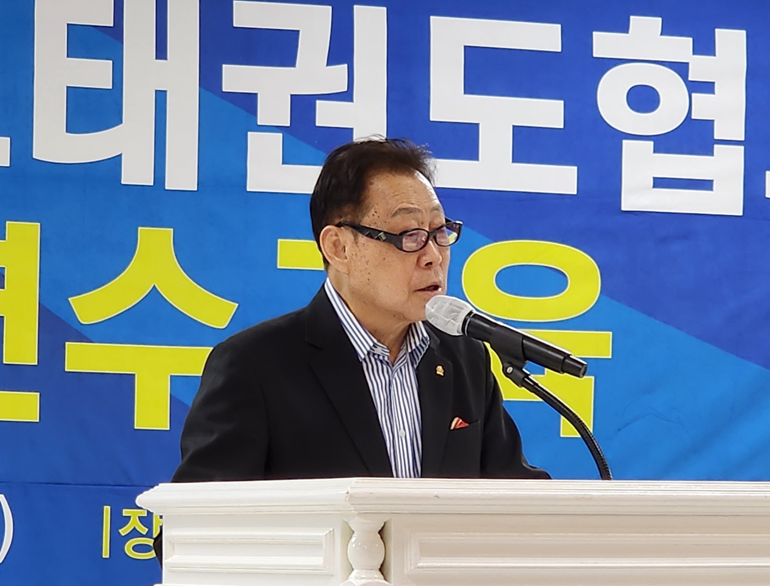 기사 2023.08.28.(월) 1-2 (사진 2) 김경덕 회장 개회사 2023 경기도태권도협회 지도자 연수교육 사진.jpg