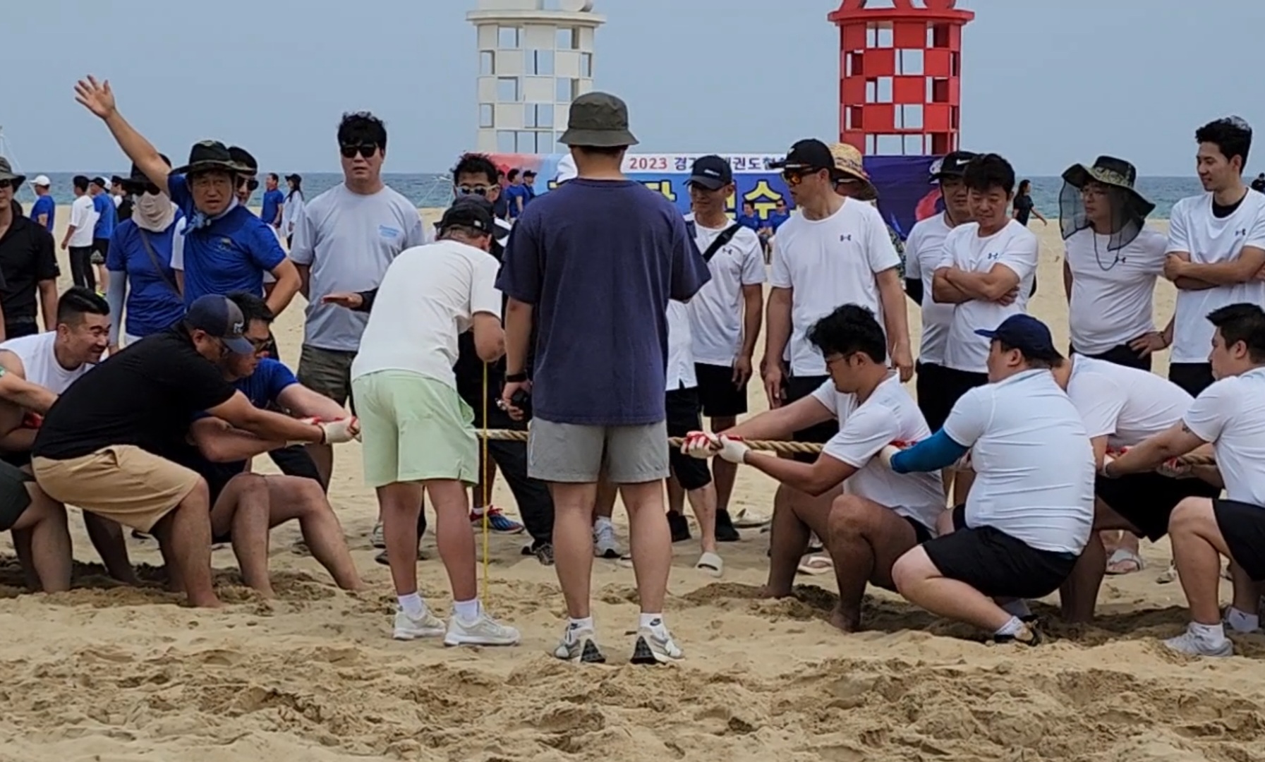 기사 2023.08.28.(월) 3-2 (사진 2) 줄다리기 결승전 경기 김포시태권도협회 VS 평택시태권도협회 경기 모습 2023 경기도태권도협회(GTA) 지도자 연수교육 사진.jpg