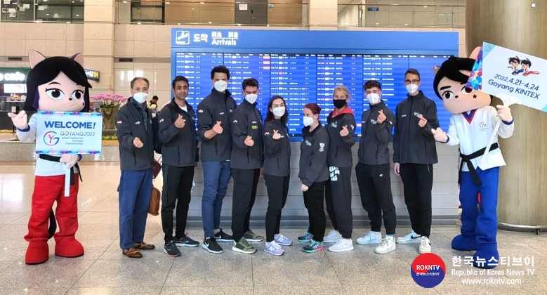 기사 2022.04.20.(수) 4-1 (사진) 오스트리아 선수단 인천공항 도착 후 기념촬영하고 있는 모습 .jpg