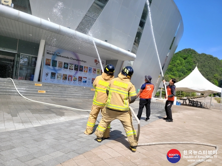 기사 2023.05.10.(수) 5-6 (사진 6) 자위소방대와 소방대원이 T1경기장에 발생한 화재 진화 ahtmq.jpg