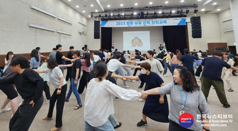 기사 2023.09.05.(화) 3-1 (사진 1) 서울특별시 관악구 사회복지인력 대상 호신술 등 교육 모습.jpg