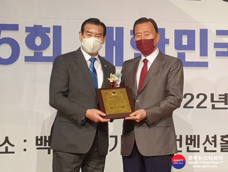 기사 2022.05.11.(수) 2-1 (사진) 홍문표 의원, 제5회 대한민국경제공헌대상의정부문‘특별상’수상 001 .jpg