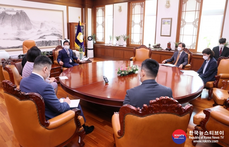 기사 2021.06.24.(목) 9-2 (사진) 박병석+국회의장,+남스라이+에르덴토야+주한몽골대사+예방+받아+001.JPG