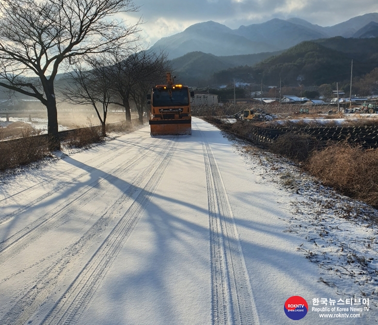 기사 2022.01.11.(화) 3-2 (사진) 제설 중인 차량.모습 jpg.jpg