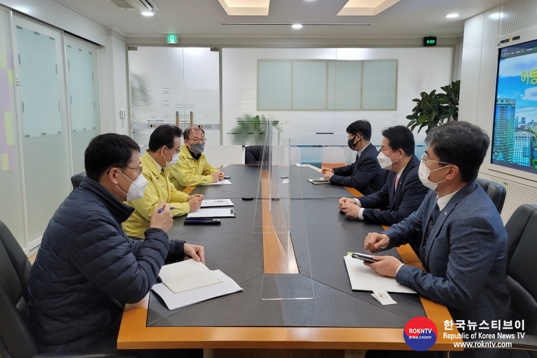 기사 2021.02.25.(목) 5-1 (사진) 이동섭 국기원장, 강남구에 노후시설 개선 등 지원 요청 강남구청 (2).jpg