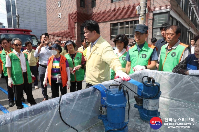 기사 2023.06.28.(수) 2-2 (사진 2) 박준희 관악구청장이 주민들과 함께 양수기를 가동해 보고 있다..JPG