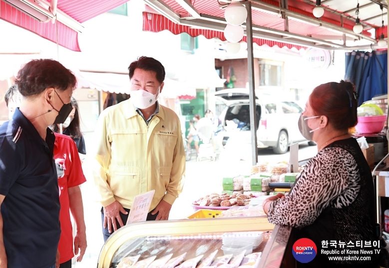 기사 2022.10.14.(금) 1-1 (사진) 관악구, 조원동 강남골목시장에 방문한 박준희 관악구청장(2).jpg