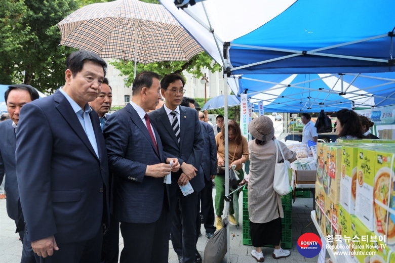 기사 2023.07.12.(수) 2-2 (사진 2) 홍문표 국회의원 주최, 홍성군 농특산물 국회 직거래장터 대 성황.jpg