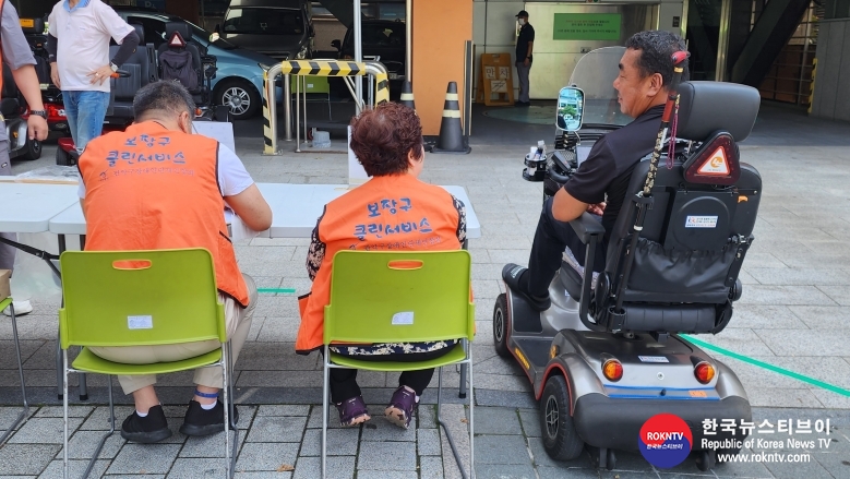 기사 2023.07.19(수) 3-3 (사진 3) 관악구장애인단체총연합회 장애인 전동휠체어, 스쿠터 무료 안전점검 및 세척 서비스.jpg