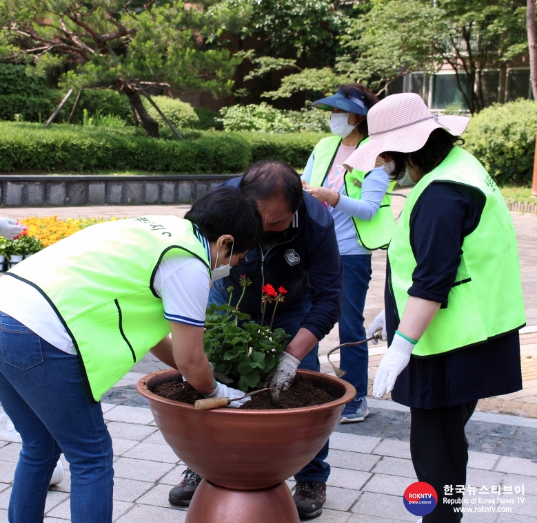 기사 2022.03.16.(수) 1-2 (사진) [공동주택] 2. 지난해 진행한 공동주택 공동체 활성화 사업(단지 가꾸기) 진행 모습.jpg