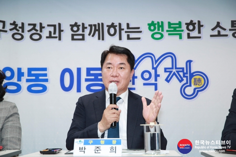 기사 2023.11.30.(목) 4-1 (사진 1)  박준희 관악구청장이 이동 관악청에서 주민들과 소통하고 있다.JPG