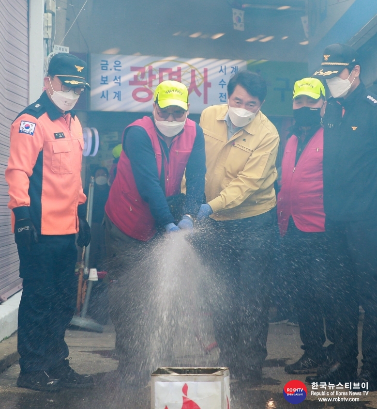 기사 2022.11.25.(금) 1-2 (사진) 관악구, 소화전을 이용해 불을끄고 있는 박준희 구청장과 자율소방대원.jpg