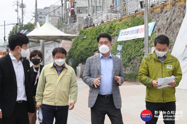 기사 2021.05.14.(금) 1-5 (사진) 2021.5 변화하는 별빛내린천을 점검하고 있는 박준희 구청장.jpg