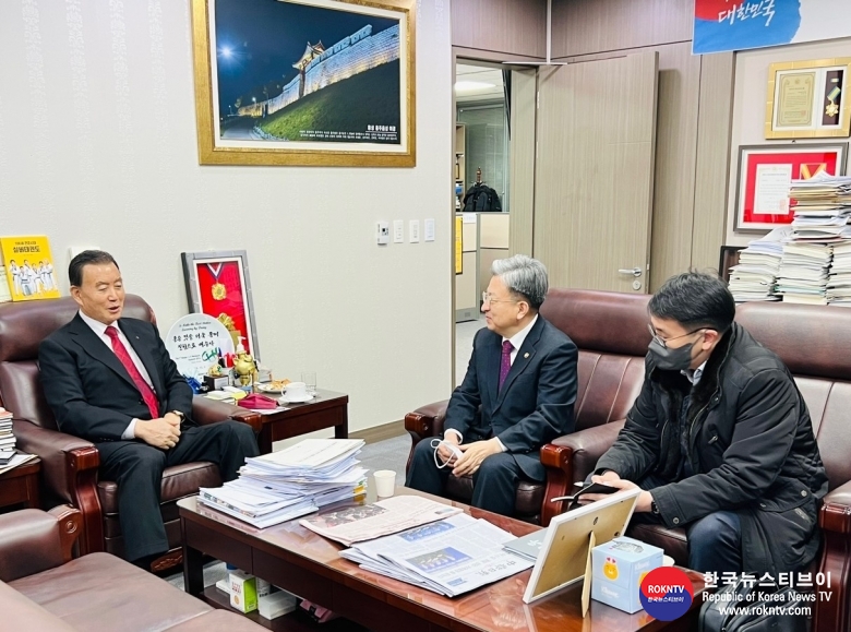 기사 2023.01.09.(월) 5-1 (사진) 홍문표 국회의원, 이원석 국토부 1차관 만나 내표국가산단 유치 총력.jpg