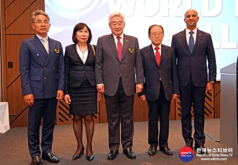 기사 2022.08.02.(화) 3-3 (사진) From left MR. Kook hyun Jung, Dr. Unyong Kim's daughter, President Choue, Mr. Dai Soon Lee, Gen. Ahmed Fouly's Son .jpg