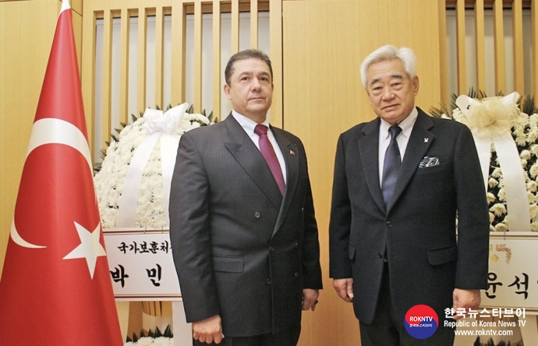 기사 2023.02.27.(월) 3-1 (사진)  World Taekwondo makes donation to support Taekwondo community affected by earthquakes in Türkiye.jpg