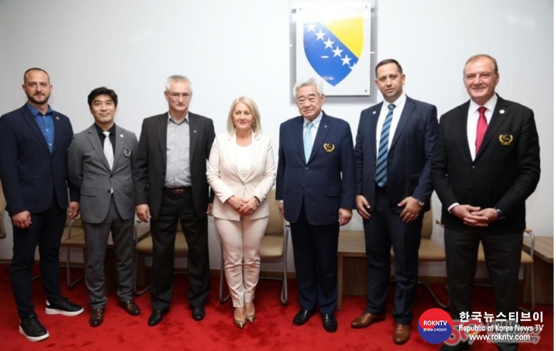 기사 2023.09.12.(화) 3-3 (사진 3)   President Choue meets with senior officials during Sarajevo 2023 World Taekwondo Cadet Championships.JPG