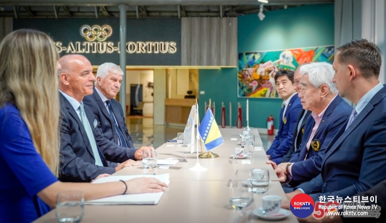 기사 2023.09.12.(화) 3-2 (사진 2)   President Choue meets with senior officials during Sarajevo 2023 World Taekwondo Cadet Championships.JPG