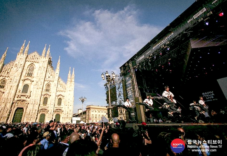 기사 2022.05.24.(화) 1-4 (사진)  World Taekwondo Demonstration Team perform at Duomo Square in Milan .JPG