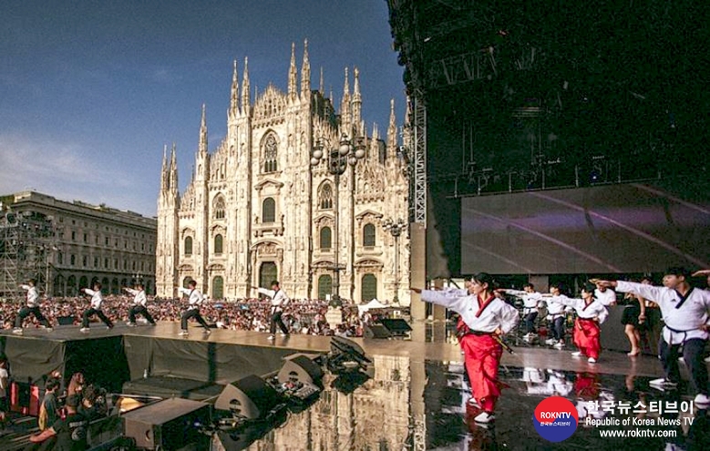 기사 2022.05.24.(화) 1-2 (사진)  World Taekwondo Demonstration Team perform at Duomo Square in Milan .JPG