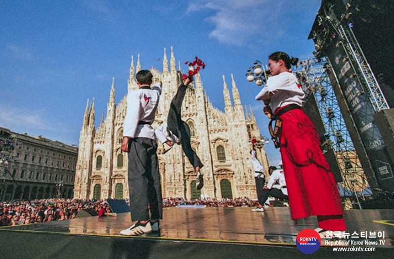 기사 2022.05.24.(화) 1-1 (사진)  World Taekwondo Demonstration Team perform at Duomo Square in Milan .JPG
