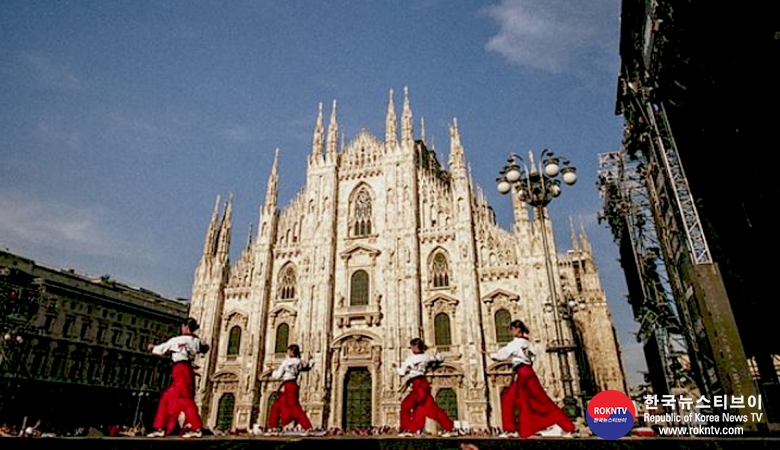 기사 2022.05.24.(화) 1-3 (사진)  World Taekwondo Demonstration Team perform at Duomo Square in Milan .JPG