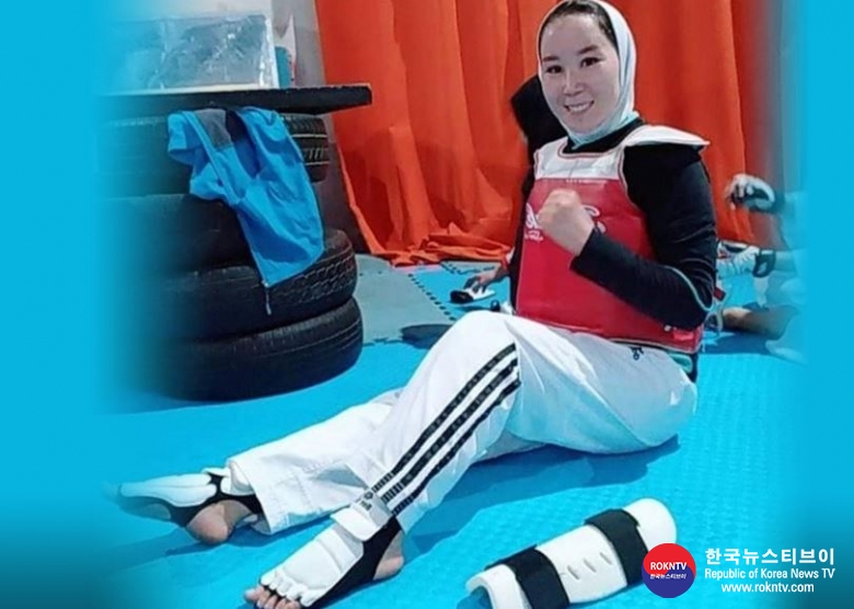 기사 2021.10.06.(수) 4-1 (사진) World Taekwondo welcomes Zakia Khudadadi’s historic arrival in Tokyo for Paralympic Games.JPG