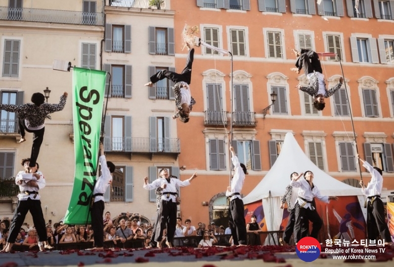 기사 2022.06.05.(일) 3-1 (사진) World Taekwondo Demonstration Team return to Piazza di Spagna for spellbinding performance.jpg