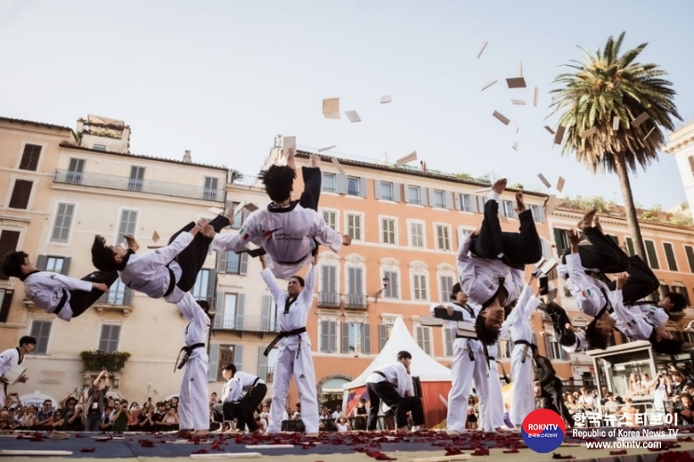 기사 2022.06.05.(일) 3-2 (사진) World Taekwondo Demonstration Team return to Piazza di Spagna for spellbinding performance.jpg