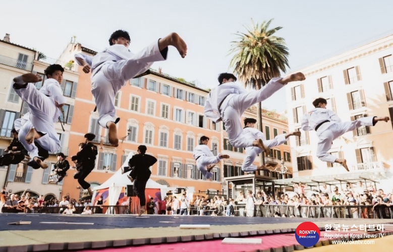 기사 2022.06.05.(일) 3-3 (사진) World Taekwondo Demonstration Team return to Piazza di Spagna for spellbinding performance.jpg