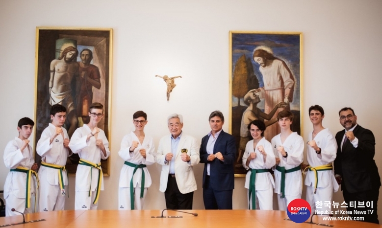 기사 2022.06.05.(일) 4-2 (사진) World Taekwondo President visits Taekwondo athletes at Pontifical Council of Culture of the Vatican.jpg